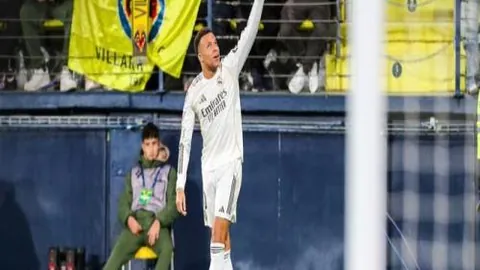 “久尔杰维奇续约考量：评估团队表现与反馈汇总”