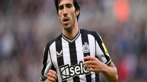 63岁华裔乒乓传奇世界杯再攀高峰！雅典奥运对手张怡宁21年后或再遇孙颖莎